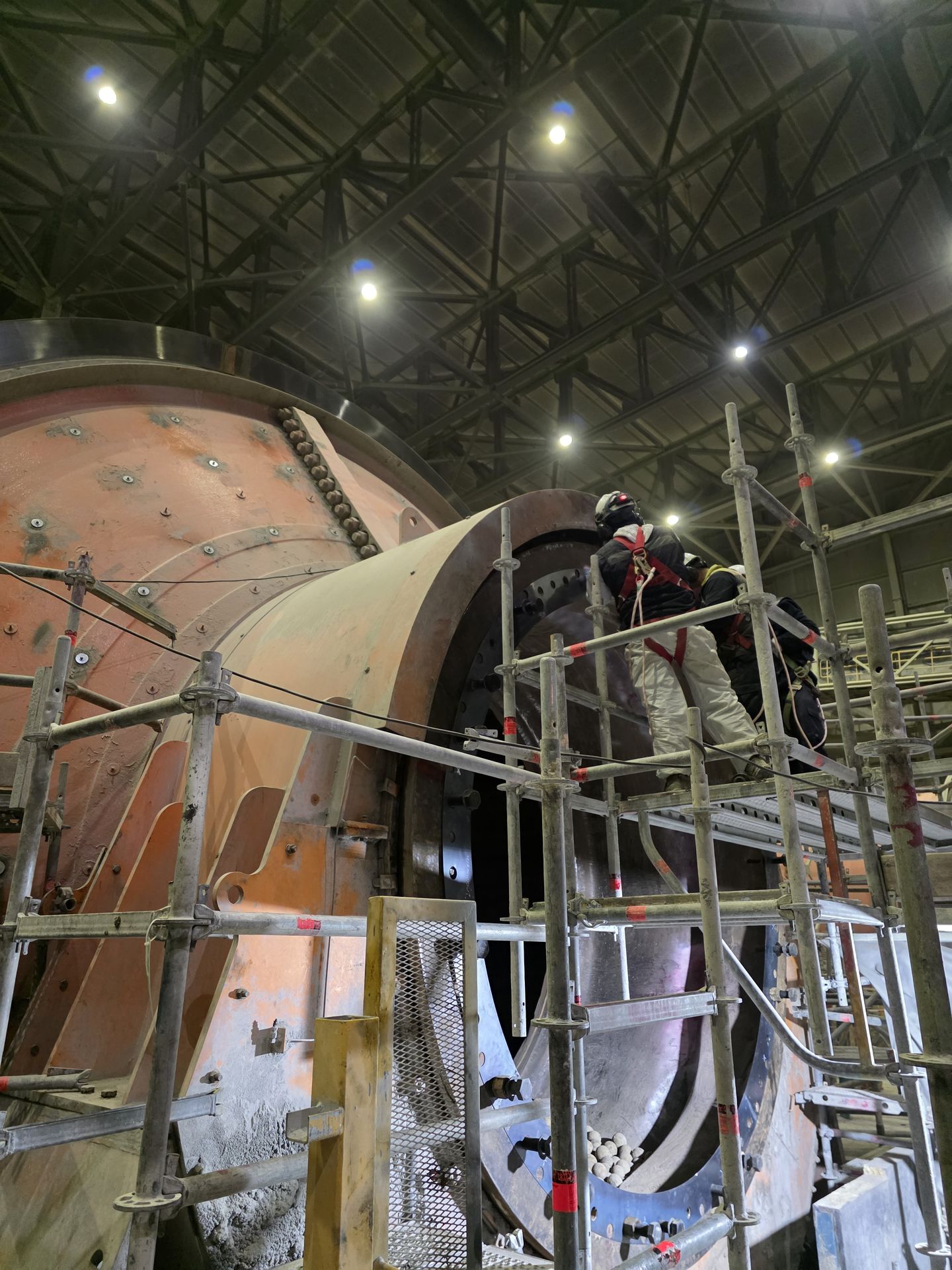 Técnico de R Ingeniería trabajando en andamio sobre el Trunnion Bearing